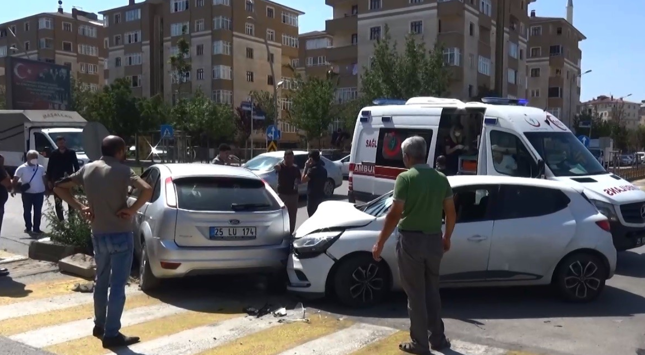 Kaza yaptı! Kocasını öldü sanıp ambulansın peşinden koştu